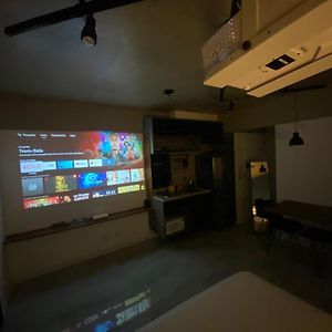 58 New Studio W/ Balcony, Fast Wifi And Movie Screen!